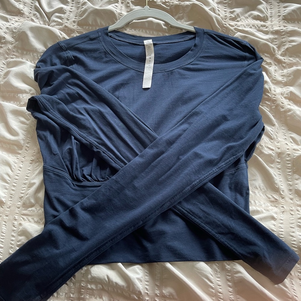 LULULEMON size 8 navy crop top